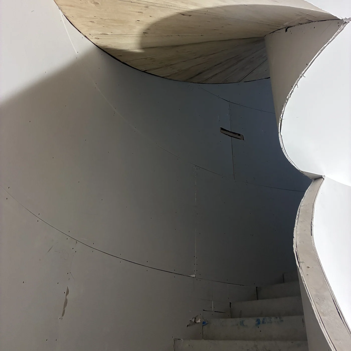 Sculptural curved plaster feature