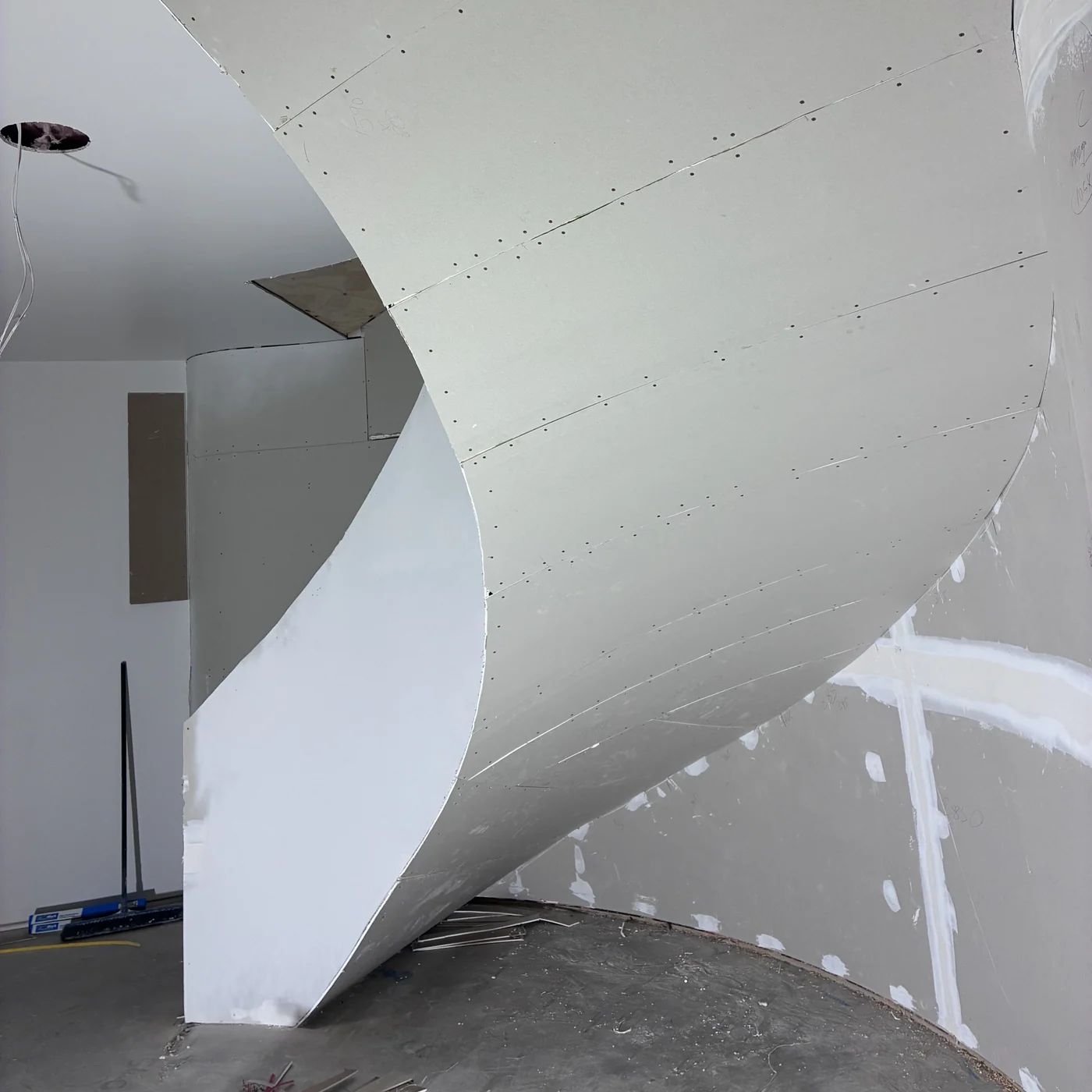 Sculptural curved plaster ceiling detail